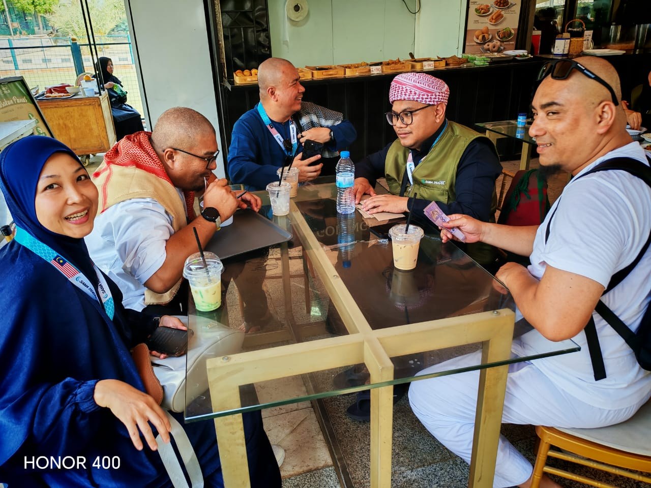 Jemaah menikmati masa bersama ketika ziarah
