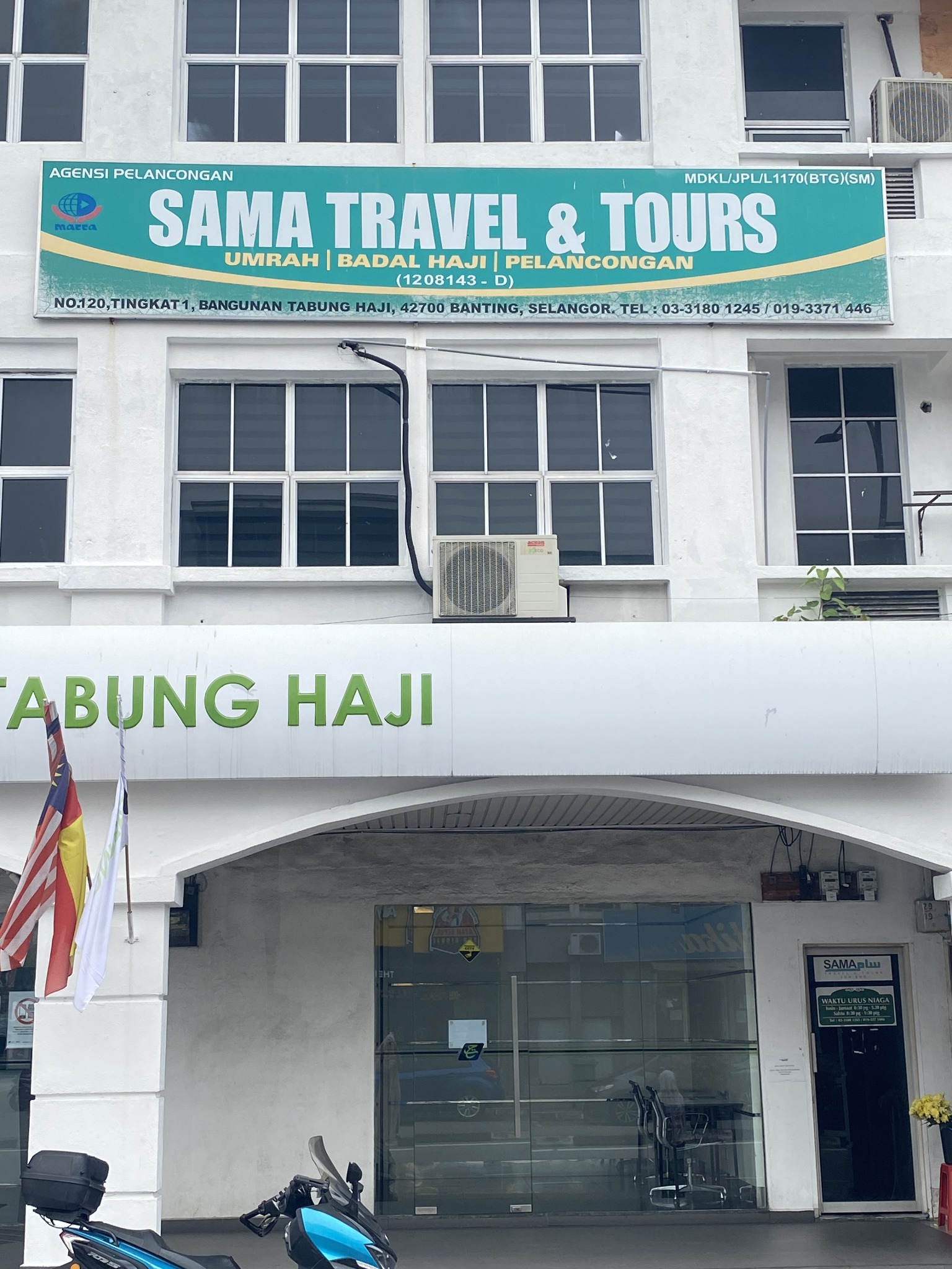 Papan tanda dan pintu masuk pejabat SAMA Travel di Bangunan Tabung Haji, Banting